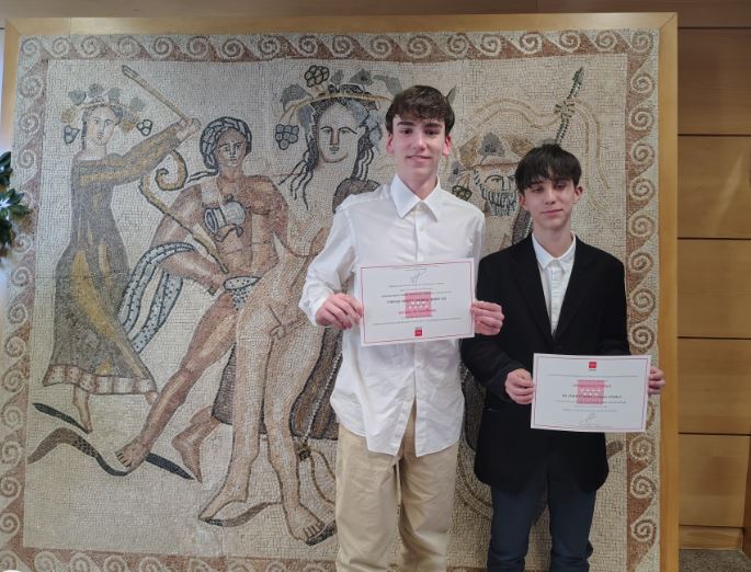 Global Classroom diplomas de pie